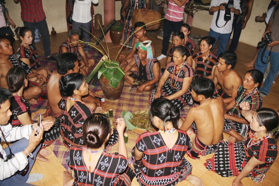 Đặc sắc ngày hội văn hóa thể thao du lịch miền núi tỉnh Thừa Thiên Huế - 5 Uống rượu mừng nhà mới của đồng bào dân tộc Tà Ôi