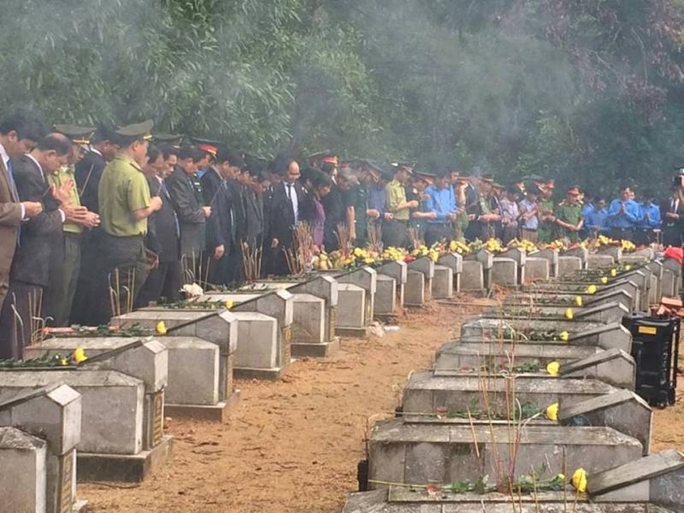 Xúc động ngày đón các liệt sĩ về đất mẹ - 7 Các liệt sĩ lần này được tìm thấy không có thông tin về bản thân, gia đình, quê hương và đã nằm bên đất nước bạn Lào hàng chục năm trời, hôm nay mới được trở về trong lòng đất mẹ.