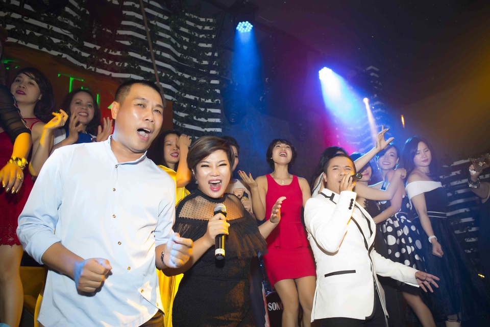 Ca sĩ Kasim và mẹ kêu gọi được 400 triệu ủng hộ bệnh nhân ung thư - 8 Nam ca sĩ dành tặng 2 ca khúc “Vì em và “Đợi em đợi đến hoa cũng tàn cho người bạn thân đang bị mắc bệnh ung thư với mong muốn mang đến “phép nhiệm màu cho cô”.