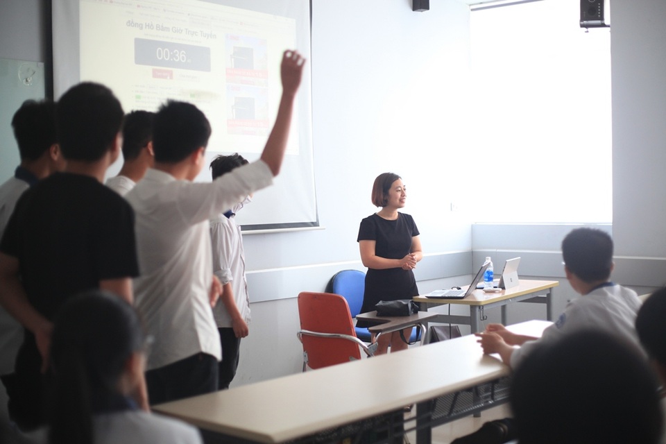 Tham gia lớp học kỹ năng mềm dưới sự dẫn dắt của giảng viên Hoàng Ngọc Minh (áo đen), anh chàng “chuyên Toán” trầm tĩnh cũng mạnh dạn thể hiện bản thân.