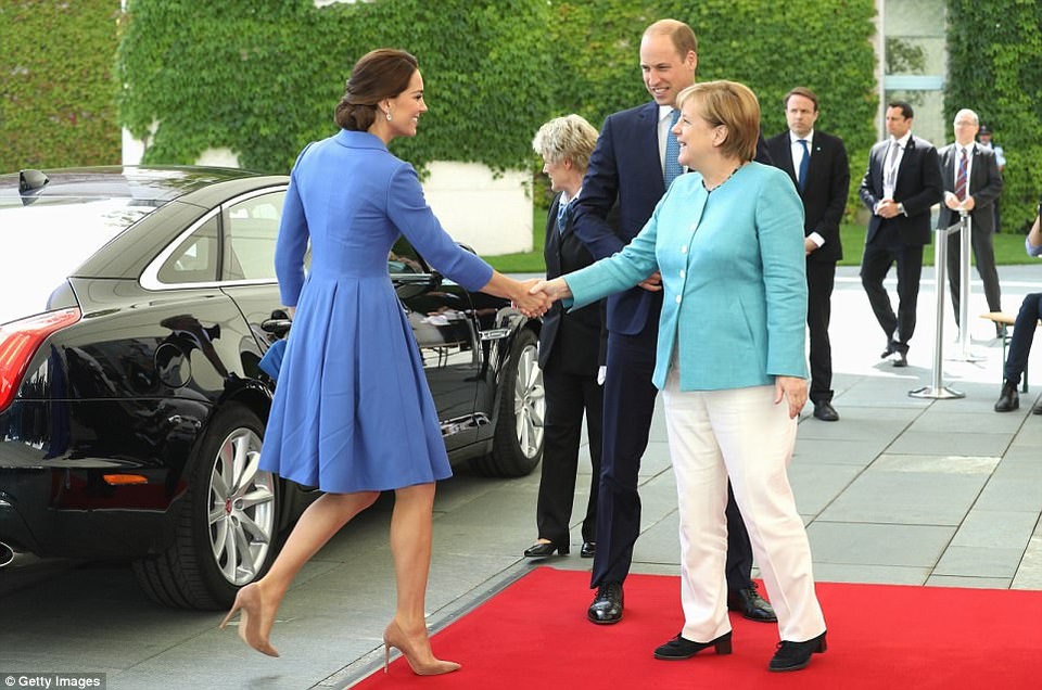 Sau khi xuống sân bay, Hoàng tử William và Công nương Kate đã tới gặp Thủ tướng Đức Angela Merkel. (Ảnh: Getty)