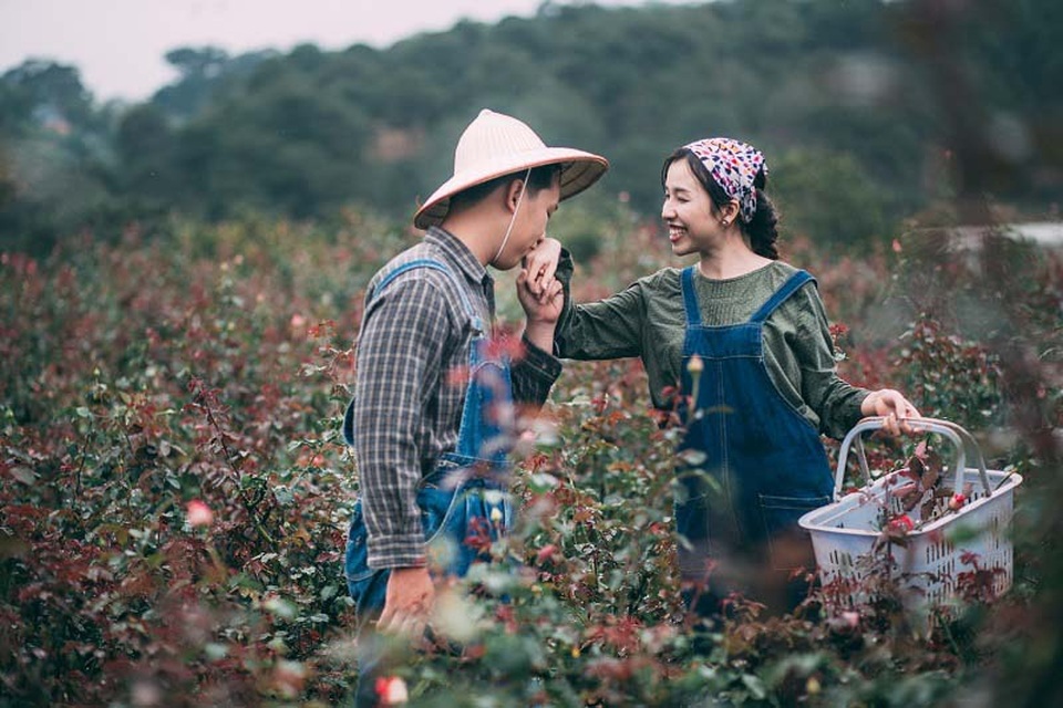 
“Nhớ lần đầu tiên mình hôn em, còn sợ bị ăn mắng nên len lén lúc em không để ý mới dám hôn. Mỗi lần nhắc lại em vẫn còn trêu mình ngố tàu”.
