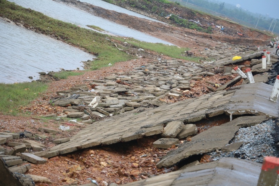 Con đường hàng chục tỷ đồng “tan hoang” sau bão - 7
Nhiều đoạn bờ kè bị xé toang.