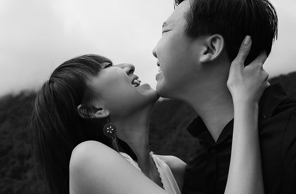 Cặp đôi đến một cách tự nhiên, chân chất như vốn lẽ muôn đời tình yêu luôn thế.