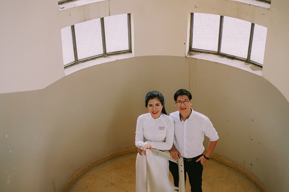Cặp đôi chụp ảnh cưới tái hiện kỉ niệm thời sinh viên - 2 Trước đó, những năm cấp 3, Đại Nam và Tuyết Hà dù học chung lớp nhưng chỉ đơn thuần xem nhau như những người bạn bình thường.