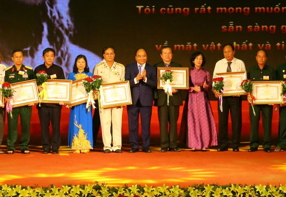 “Máu đào các liệt sĩ đã nhuộm thắm lá cờ Tổ quốc” - 2
Thủ tướng trao bằng khen tới đại diện người có công dự Hội nghị.