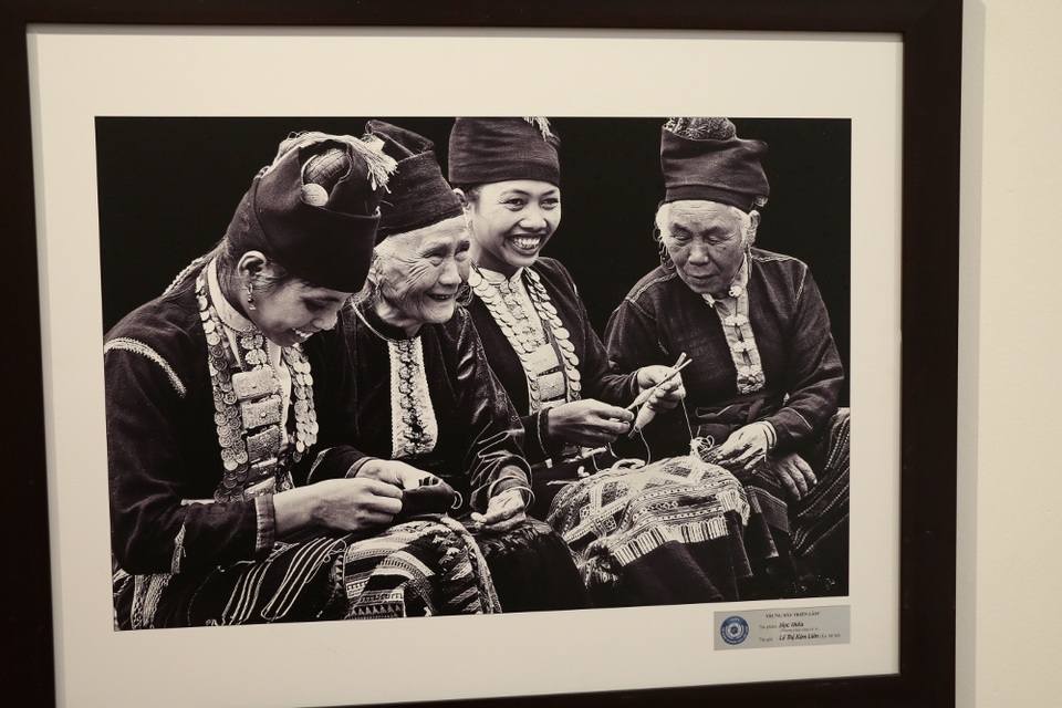 Vẻ đẹp đất nước qua triển lãm ảnh "Việt Nam 30 năm đổi mới" - 8 Tác phẩm “Học thêu” của tác giả Lê Thị Kim Liên.