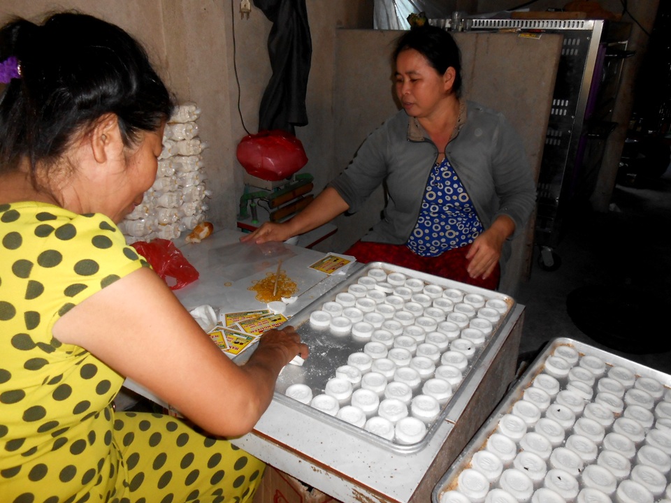 Làng bánh truyền thống An Lạc tất bật vào mùa Tết - 7 Dù hiện nay nhiều loại bánh xuất hiện trên thị trường, nhưng bánh in An Lạc vẫn được nhiều người ưa chuộng, mua biếu người thân tận Sài Gòn, Huế…