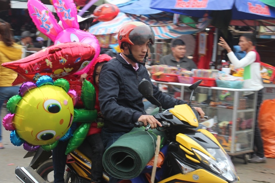 “Chen chân” sắm Tết trong phiên chợ ngày cuối năm - 32 “Chen chân” sắm Tết trong phiên chợ ngày cuối năm - 32