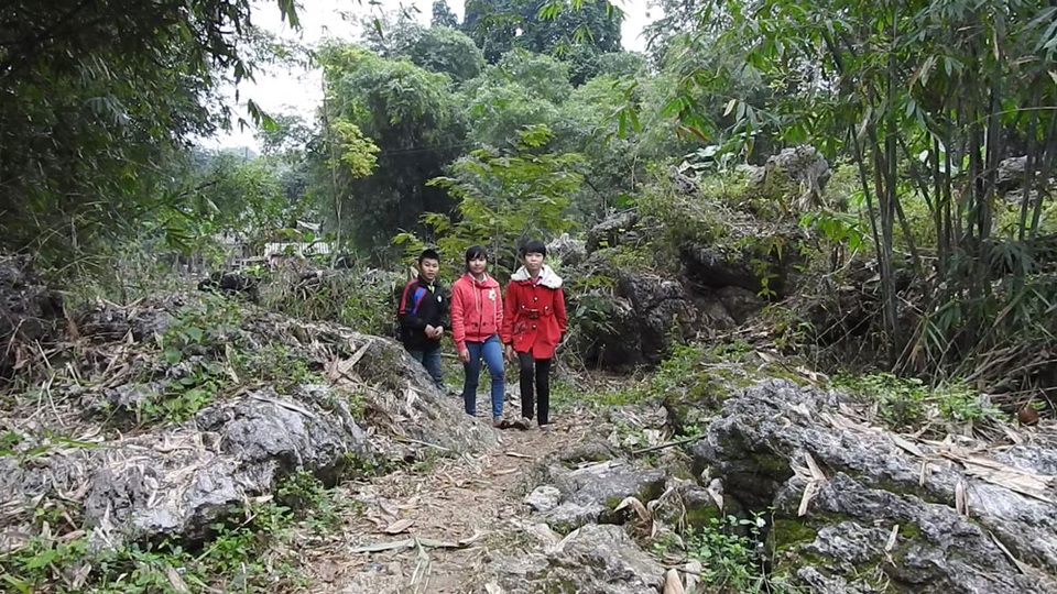 Đáng thương cô bé lớp 8 mỗi ngày vượt 18 km đường rừng để đến trường - 2
Để đến trường cũng như trở về nhà, em Trang còn phải đi hàng cây số đường mòn.