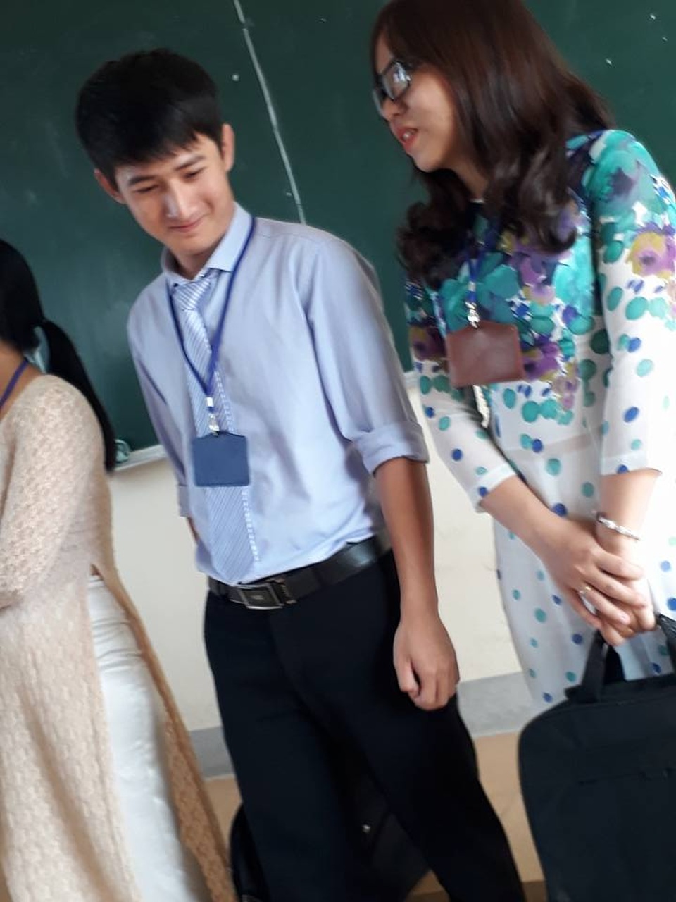 Thầy giáo thực tập đẹp trai "gây sốt" ngay ngày đầu đến lớp - 3 Thêm ảnh chân dung thầy giáo hotboy Phan Tấn Đạt
