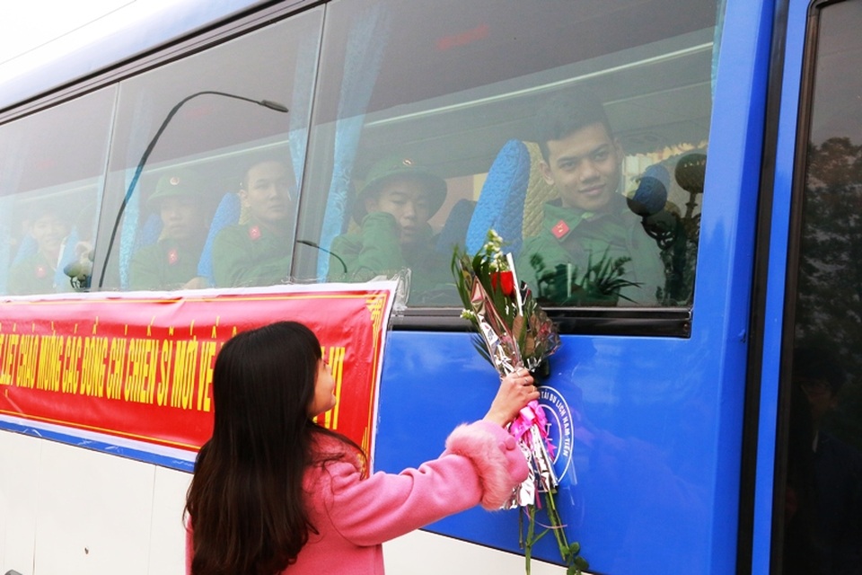 Nước mắt và nụ cười trong ngày tân binh lên đường nhập ngũ - 7 
Ngày tiễn quân đúng vào ngày lễ tình nhân (14/2), nhiều thanh niên bùi ngùi chia xa người yêu.