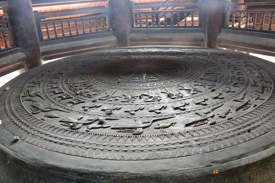 Nằm ngay dưới chuông đồng khổng lồ là chiếc trống đồng khủng. Việc đặt chuông trên, trống dưới thể hiện theo triết lý nhà Phật, trên là trời dưới là đất, âm dương hòa hợp.