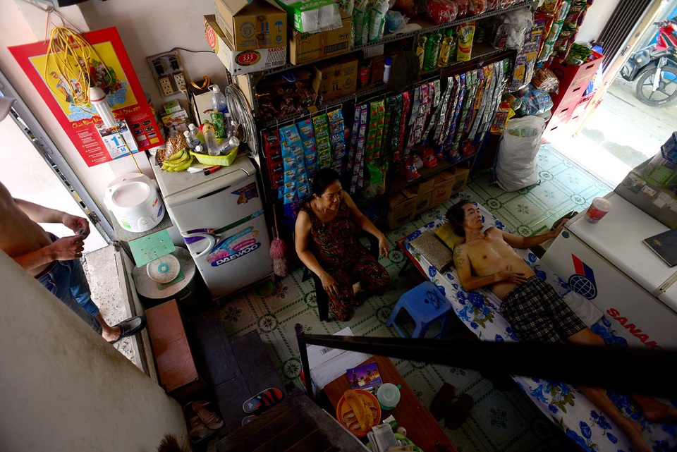 Nhà ông Lâm Văn Chính có 7 thành viên, nhưng giờ chỉ còn 3 người sống trong nhà đường Phan Văn Hân. Ông Chính bị liệt nên việc di chuyển rất khó khăn.