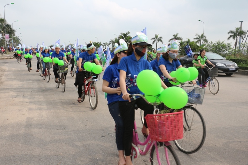 Sinh viên Việt - Lào diễn thời trang, đạp xe hưởng ứng Giờ trái đất - 4 Các bạn sinh viên, tình nguyện viên đạp xe tuyên truyền cho người dân về vai trò, tầm quan trọng của môi trường và cũng tham gia bảo vệ môi trường