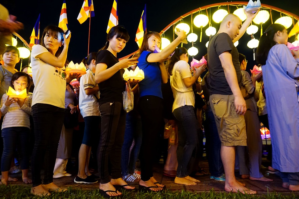 Hàng nghìn người Sài Gòn thả hoa đăng mừng lễ Phật đản - 8 Dòng người xếp hàng bên dòng kênh Nhiêu Lộc với những chiếc hoa đăng lung linh trên tay.
