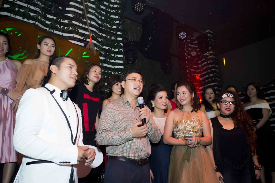 Ca sĩ Kasim và mẹ kêu gọi được 400 triệu ủng hộ bệnh nhân ung thư - 9 Kasim vận động các mạnh thường quân ủng hộ cho phần đấu giá để thu về 60 triệu đồng.