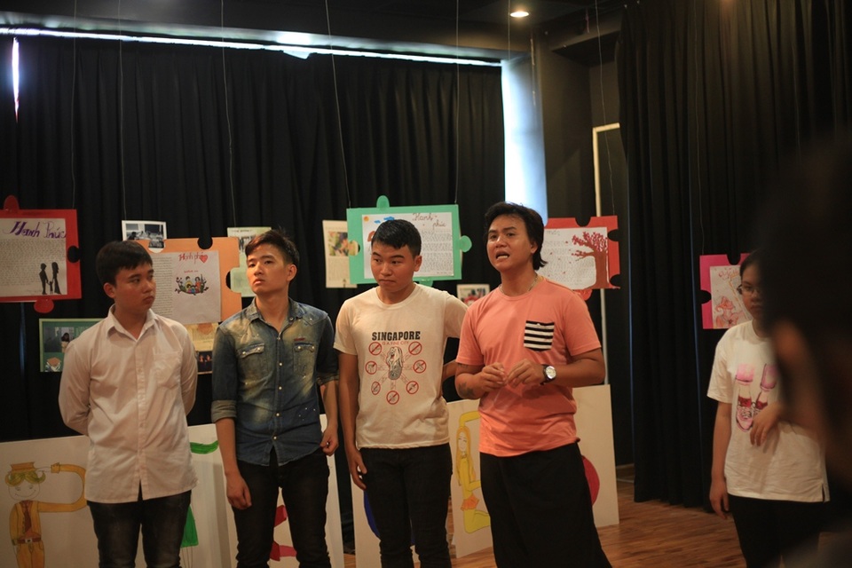 Lớp học nghệ thuật đương đại do giảng viên Hồ Ngọc Bảo Khiêm (áo hồng) hướng dẫn thu hút khá nhiều nam sinh chuyên Toán quan tâm. Với các bạn, Toán học và nghệ thuật dường như cũng có sức hấp dẫn tương đương nhau.