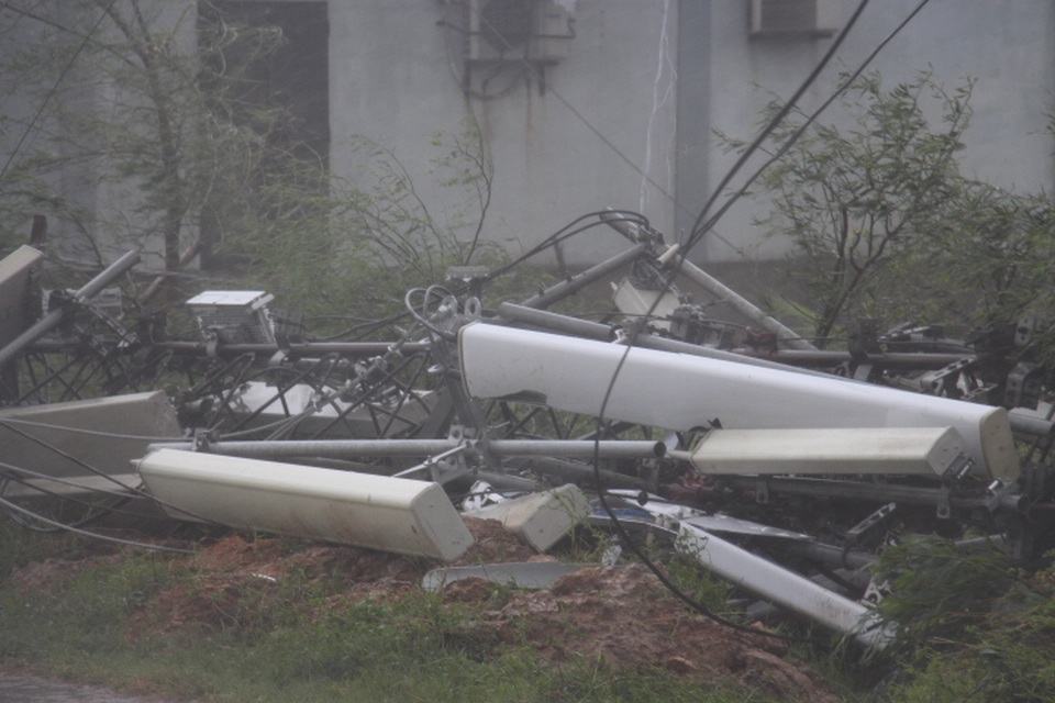 Ngổn ngang nơi tâm bão số 10 đổ bộ - 11