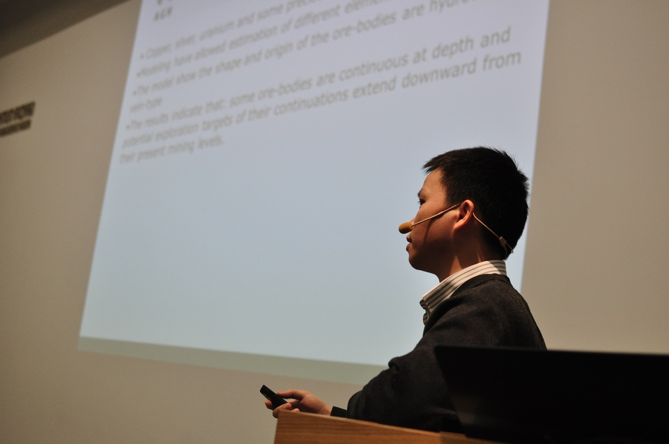 
Nghiên cứu sinh Nguyễn Dương Hào (Cracow) trình bày kết quả nghiên cứu luận án tiến sĩ tại hội thảo.
