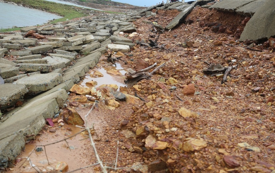 Con đường hàng chục tỷ đồng “tan hoang” sau bão - 6 Con đường hàng chục tỷ đồng “tan hoang” sau bão - 6