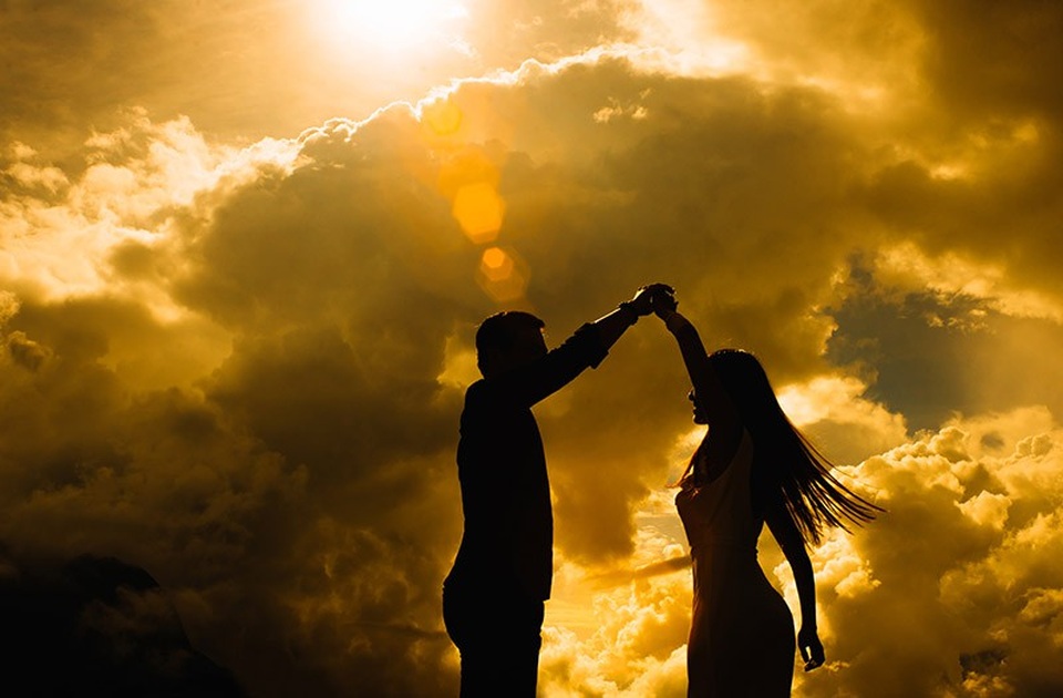 Còn với Đan Ngọc ấn tượng đầu tiên chỉ có: “Bực mình vì nhiếp ảnh mà mãi không chịu trả hình cho khách. Nhưng nói chuyện lâu dần thì cũng thú vị”.