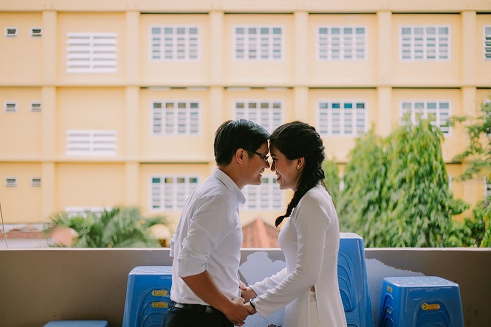 Cặp đôi chụp ảnh cưới tái hiện kỉ niệm thời sinh viên - 1 Đoàn Vũ Đại Nam và Nguyễn Thị Tuyết Hà (cả hai cùng sinh năm 1989, ở TP HCM) bắt đầu yêu nhau từ giữa năm nhất khi cả hai có duyên cùng đậu vào trường Đại học Y Dược TP HCM.