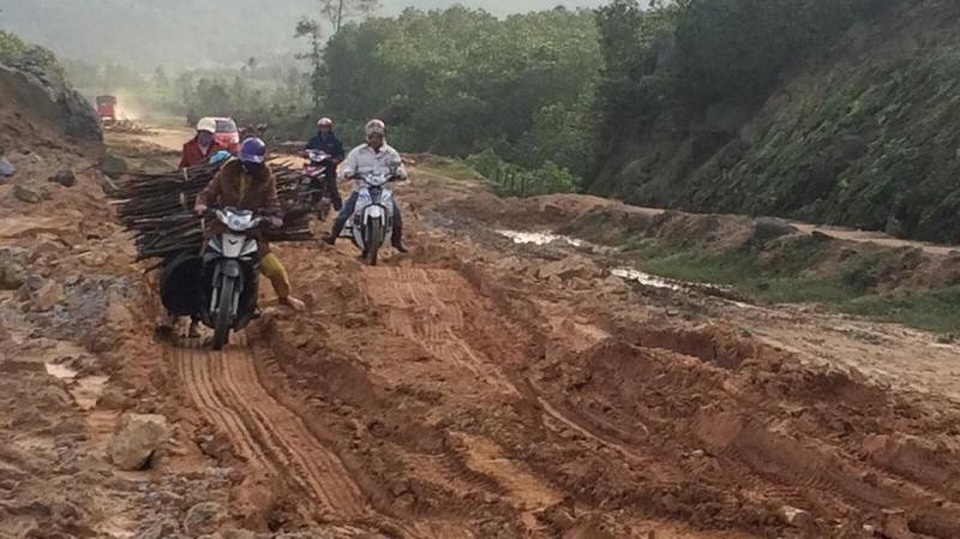 Đường xá bị cày nát, người dân đi lại hết sức khó khăn