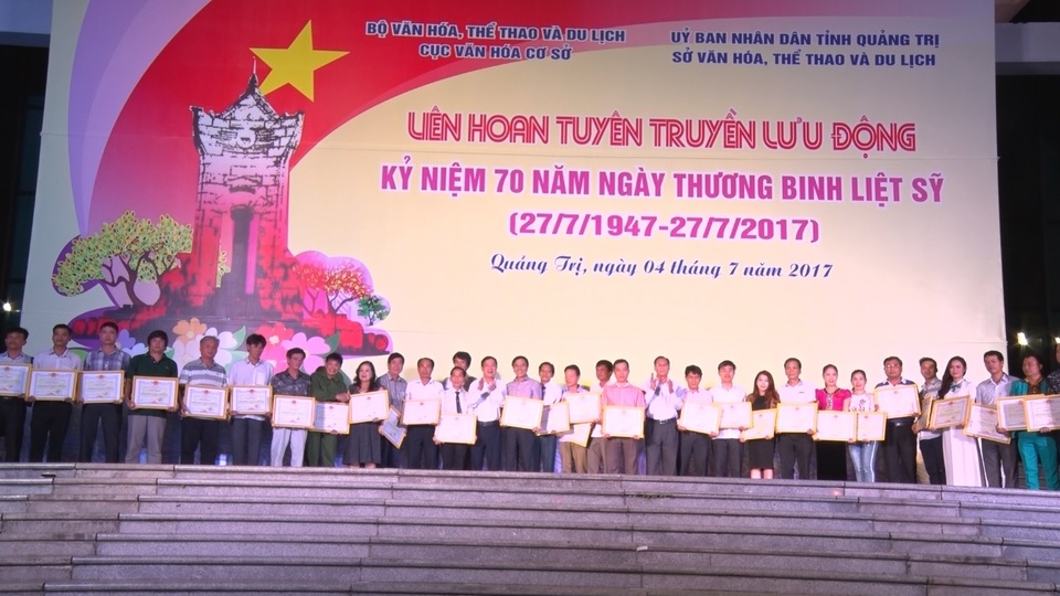 Liên hoan tuyên truyền lưu động kỷ niệm 70 năm ngày Thương binh, liệt sĩ - 2 Ban tổ chức trao Bằng khen cho các đội tham gia