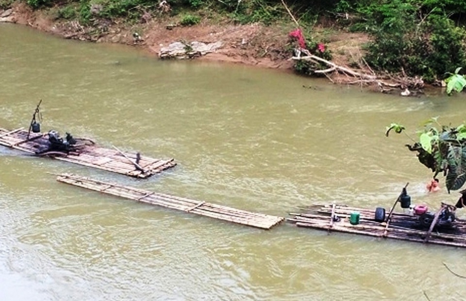 “Móc” tài nguyên đi bán, bị xử phạt gần 160 triệu đồng - 1 Tình trạng khai thác cát trái phép trên sông Luồng