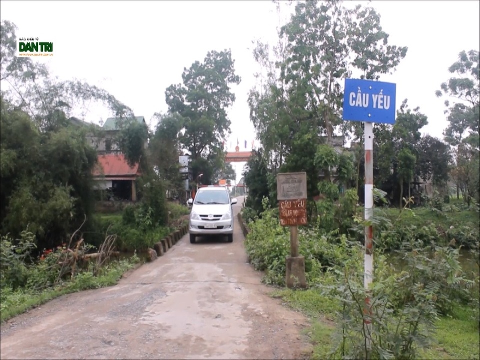 Người dân phải lập rào chắn chặn xe quá tải vào đường làng né trạm thu phí BOT - 4 Mỗi ngày có hàng trăm lượt xe ô tô chạy qua đường làng