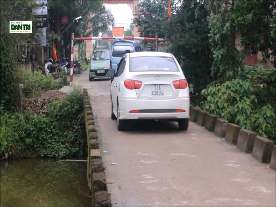 Người dân phải lập rào chắn chặn xe quá tải vào đường làng né trạm thu phí BOT - 2 Barie do người dân lập nên để hạn chế phương tiện có trọng tải nặng