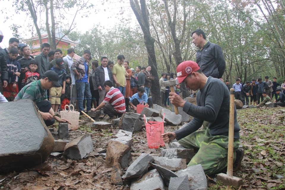 Đàn ông trai tráng hăm hở đi thi... chẻ đá - 10