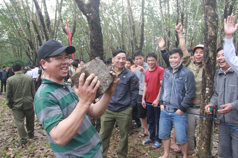 Người thắng cuộc giơ cao sản phẩm trước sự cỗ vũ của khán giả.
