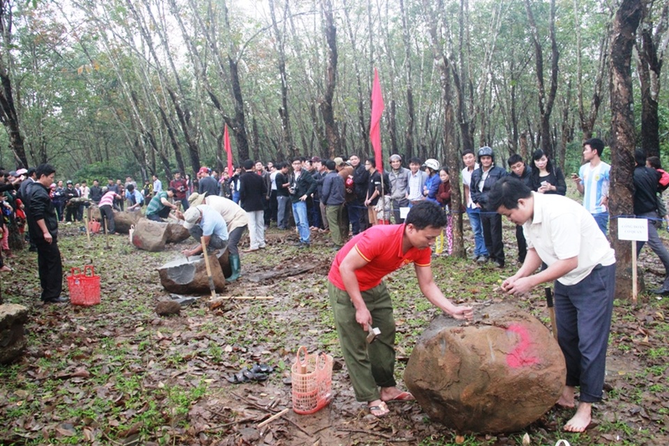 Chọn được vị trí thích hợp để mở khối đá sẽ giúp cho việc chẻ đá sớm thành công