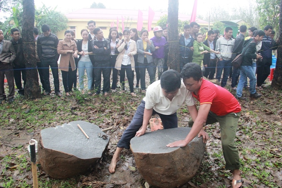 Tách khối đá thành hai phần để chẻ viên