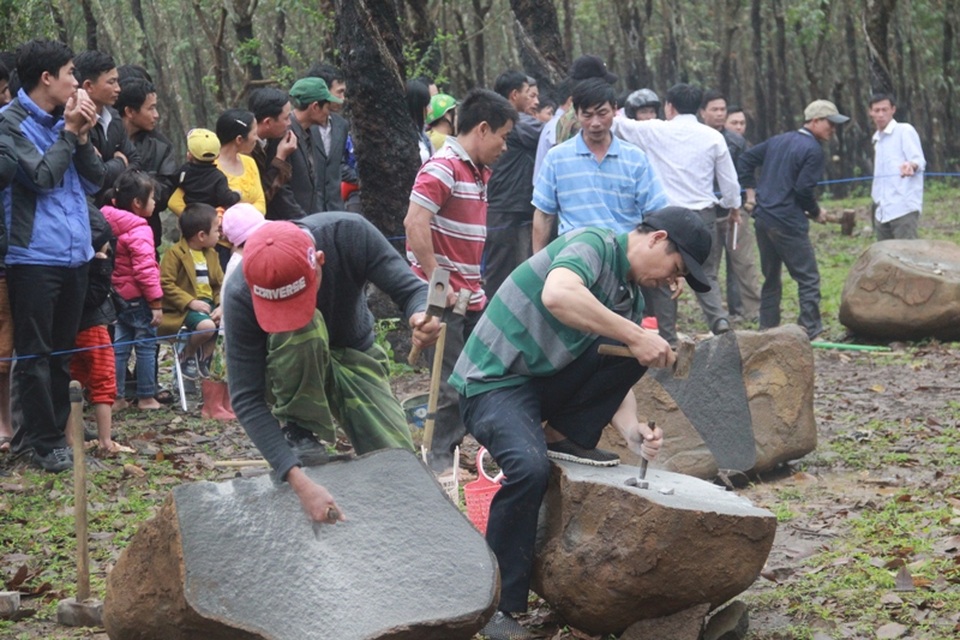 Các đội chơi được khán giả đứng xung quan cổ vũ rất nhiệt tình