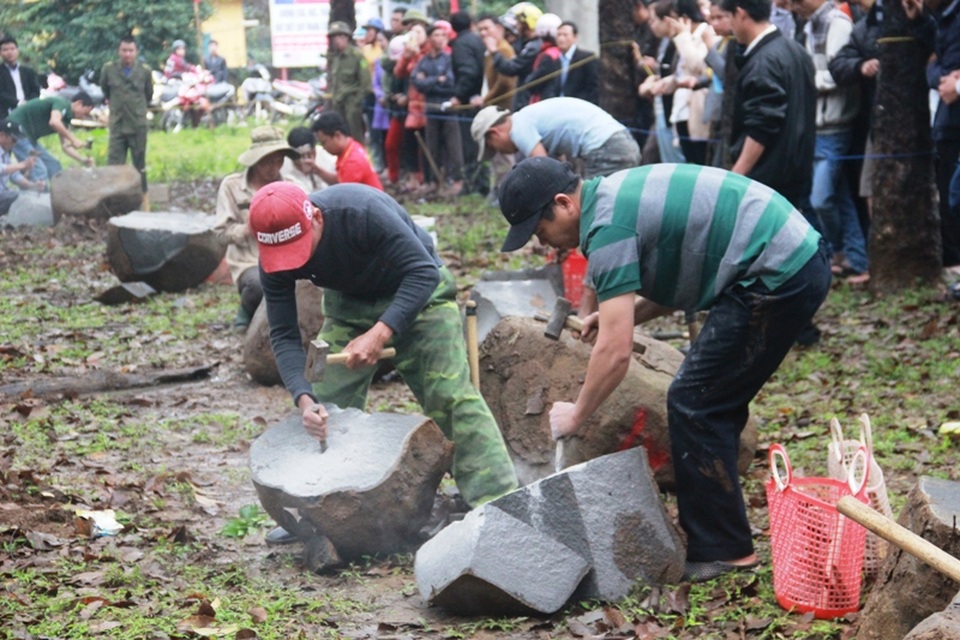 Các nghệ nhân bắt đầu tạo ra đá thành phẩm