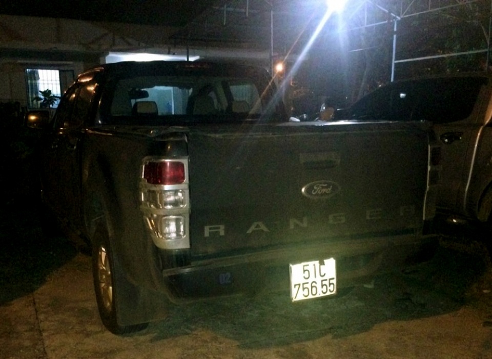 Hai cha con nhà báo dùng biển số giả…“ngụy trang tác nghiệp” - 1
Biển số thật được cất, giấu trong xe