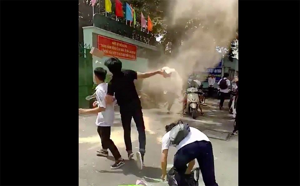 Xôn xao clip học sinh tung bột màu vào trường để... chia tay tuổi học trò - 1 Màn chia tay trường của học sinh trường THPT Nguyễn Khuyến gây xôn xao mạng xã hội (ảnh cắt từ clip)