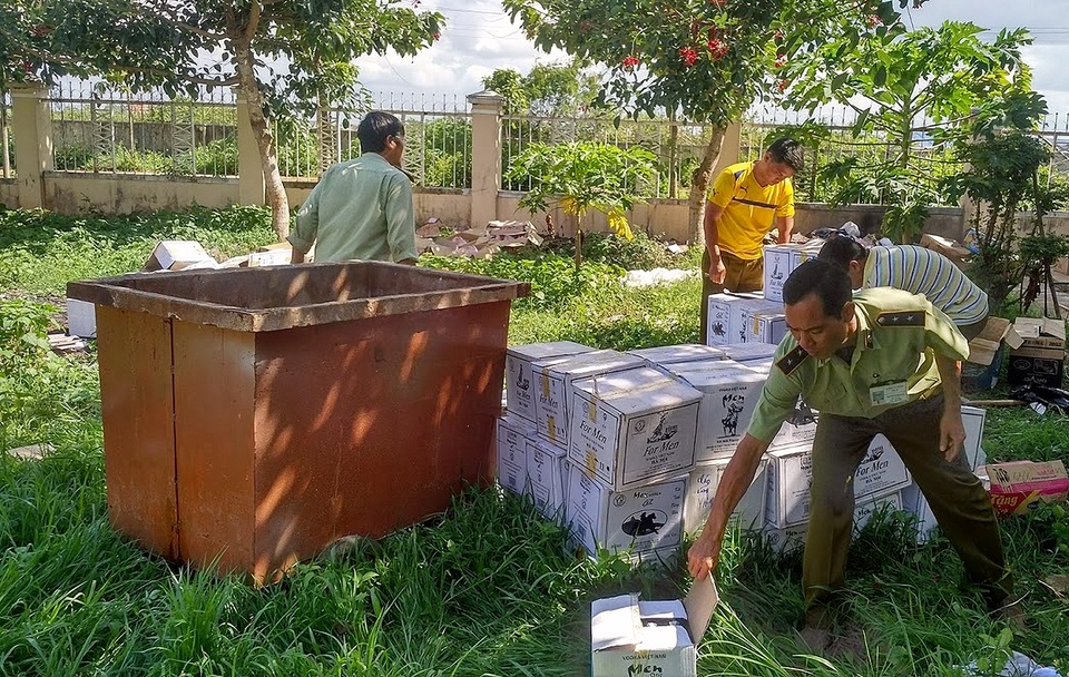 Phát hiện hàng trăm cơ sở kinh doanh thực phẩm “đểu” - 1
Cơ quan chức năng đang tiêu hủy hàng giả