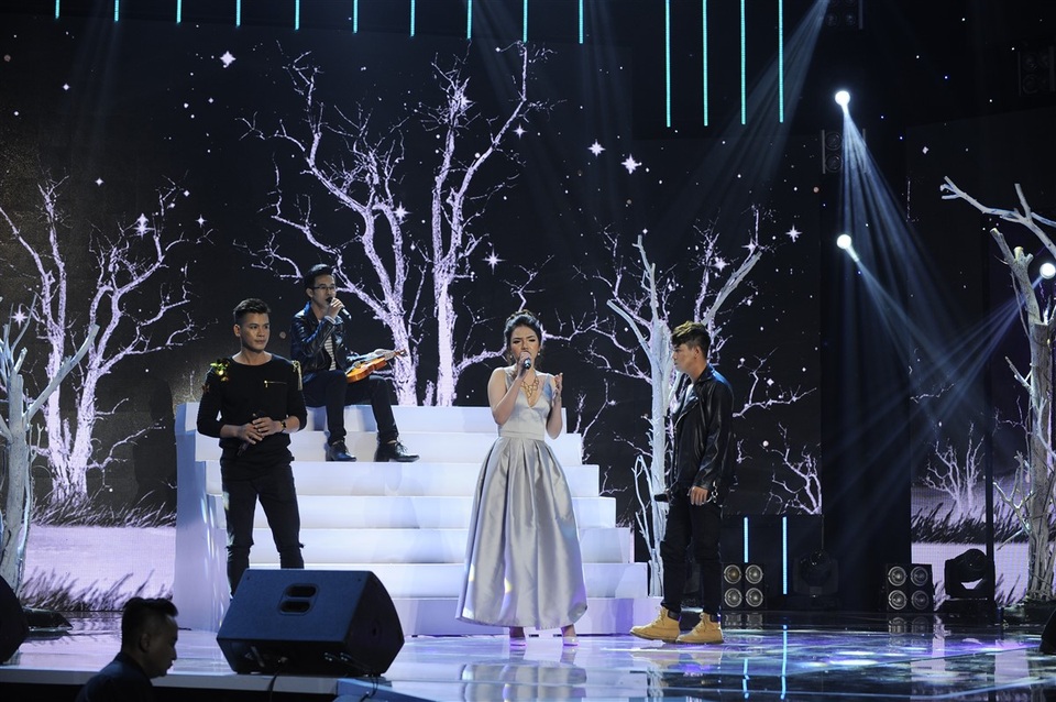 Đêm thi mở đầu bằng bản mashup Anh cứ đi đi - Phía sau một cô gái với sự thể hiện của hai cặp thí sinh Trần Thuận - Linh Trang và Thanh Hùng - Thanh Sơn.