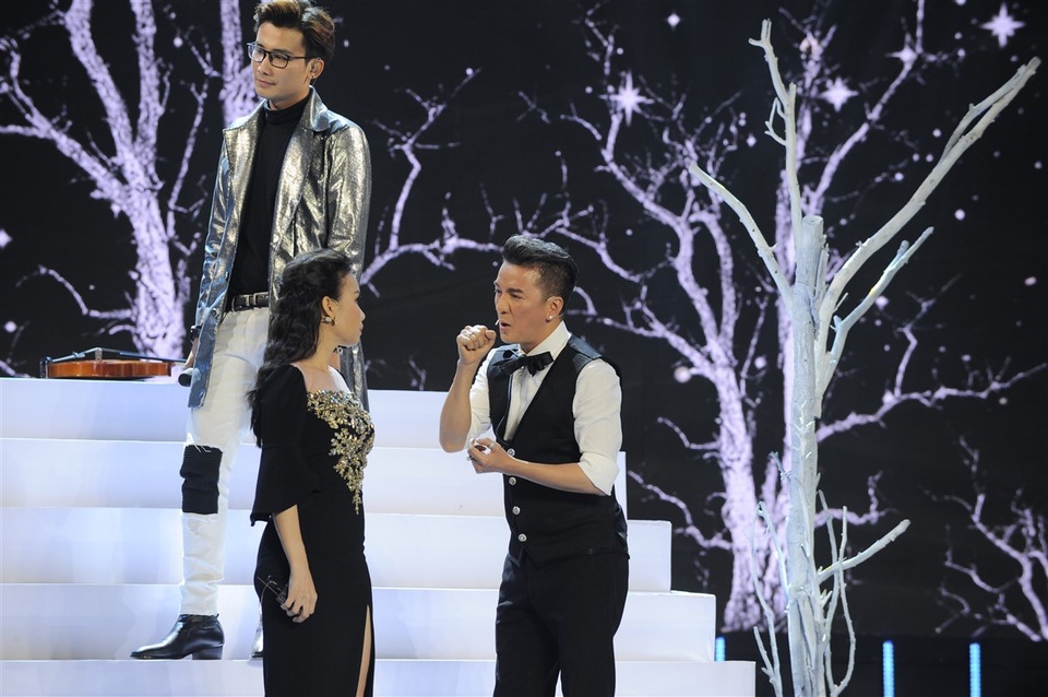 Hai ca khúc Anh cứ đi đi - Phía sau một cô gái qua giọng hát của các thí sinh và sự “minh họa” từ huấn luyện viên đã mang đến nhiều tiếng cười cho khán giả.