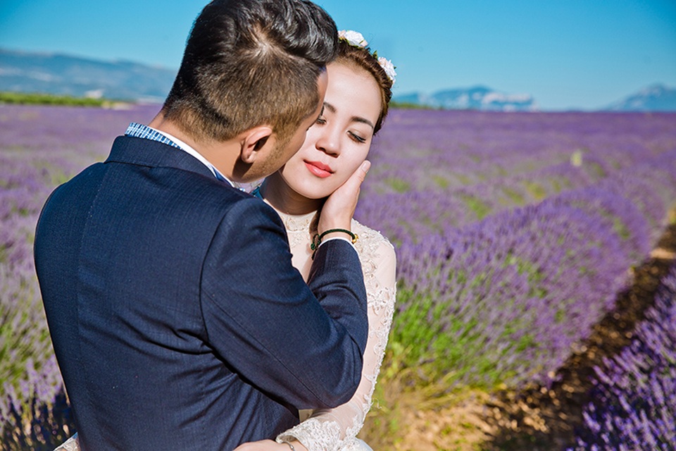 Ảnh cưới của cặp đôi Việt trên cánh đồng Lavender nước Pháp - 4 Linh và Cường đến với nhau cũng bởi tình yêu nhiếp ảnh. 3 năm trước, vì hâm mộ những tấm ảnh cưới của chàng nhiếp ảnh gia gốc Hà Nội, Thùy Linh đã quyết định kết bạn trên Facebook và làm quen với Cường. Tình cảm của họ bắt nguồn từ những lời hỏi thăm và những lời bình luận vu vơ trên mạng xã hội.