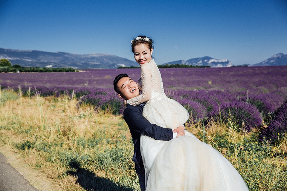 Ảnh cưới của cặp đôi Việt trên cánh đồng Lavender nước Pháp - 5
Trong khi Thùy Linh là một cô nàng lãng mạn, yêu văn thơ thì Xuân Cường lại là một người khá khô khan. Hồi mới yêu, có những lần anh Cường đi chụp ảnh ở xa cả tháng mà không gọi điện hay nhắn cho mình lần nào. Anh cũng chẳng bao giờ nói những lời yêu thương, ngọt ngào với mình. Không những thế, cả hai đều ương bướng nên cứ yêu 1 tháng lại cãi nhau đến 3 tháng, Linh kể.