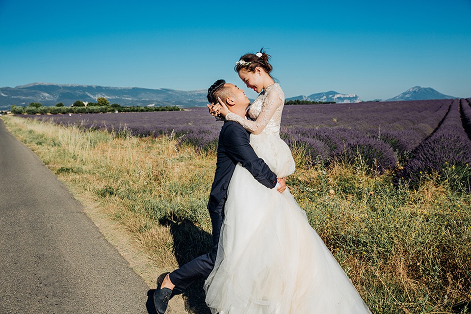 Ảnh cưới của cặp đôi Việt trên cánh đồng Lavender nước Pháp - 6
Mình đặt niềm tin tuyệt đối vào anh. Mình luôn tin rằng bằng tình yêu chân thật, một ngày anh sẽ thay đổi, cô dâu chia sẻ. Và Thùy Linh đã không sai khi càng gắn bó thì Xuân Cường càng quan tâm, hết mức chiều chuộng người yêu.