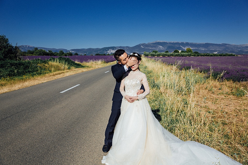 Ảnh cưới của cặp đôi Việt trên cánh đồng Lavender nước Pháp - 7
Bằng tình yêu mãnh liệt cùng sự tinh tế khi đối xử, Thùy Linh đã cảm hóa được nửa kiai của mình.