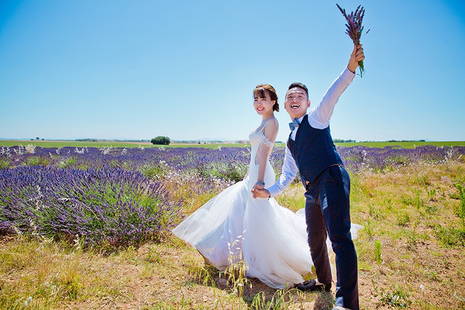 Ảnh cưới của cặp đôi Việt trên cánh đồng Lavender nước Pháp - 8 Để chuẩn bị cho ngày trọng đại, đôi uyên ương đã cùng sang châu Âu để thực hiện bộ ảnh cưới. Vì không có êkip đi cùng nên Thùy Linh tự trang điểm, làm tóc. Bộ ảnh cưới là do nhờ bạn bè hoặc người đi đường chụp hộ.