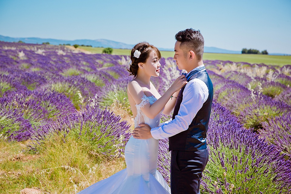 Ảnh cưới của cặp đôi Việt trên cánh đồng Lavender nước Pháp - 10 Cặp đôi không chỉ đến Pháp mà còn đi một số nước Châu Âu khác để ghi lại hình ảnh đẹp tuổi thanh xuân. Tuy nhiên, bộ ảnh trên cánh đồng lavender là bộ ảnh ưng ý nhất của họ.