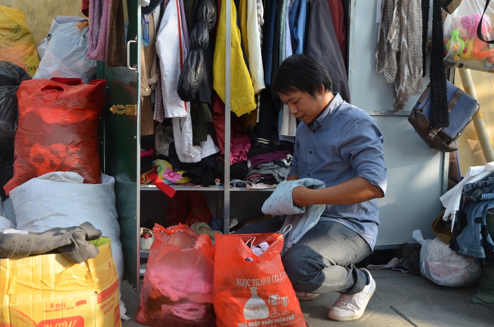 Tủ quần áo "ai thừa đến ủng hộ, ai thiếu đến lấy" trên vỉa hè Hà Nội - 4
Cùng với tủ quần áo trên đường Nguyễn Chí Thanh, nhóm “Áo quần từ thiện” cũng đã đặt một quầy hàng quần áo miễn phí tại số 14 Quán Sứ, Hà Nội. Trong ảnh, anh Nguyễn Thế Cường (thành viên nhóm “Áo quần từ thiện) đang xếp những bộ quần áo của người ủng hộ mang đến.